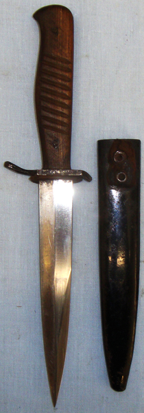  WWII German Trench Knife and Scabbard. ED 2616. Dagger