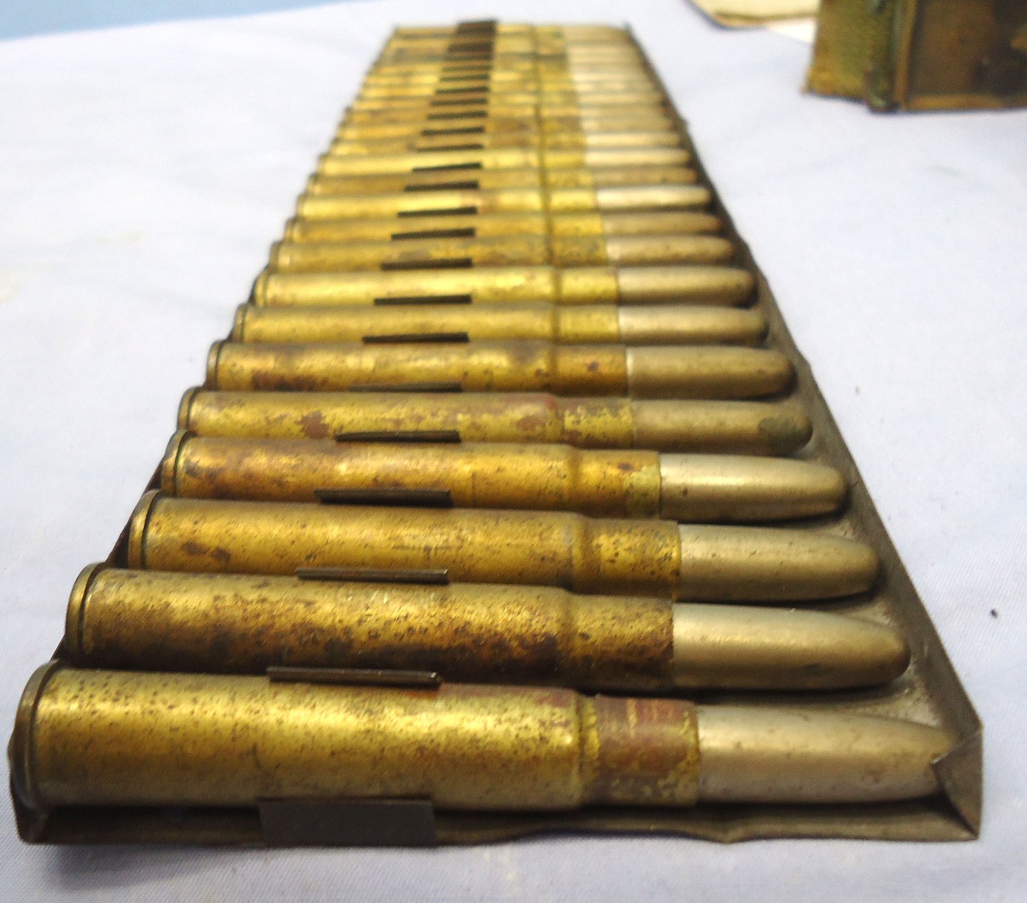 INERT DEACTIVATED. RARE, British, Experimental, 25 Round .303 Feed Strip for the British Model 1893 Gatling Gun. - O 2283 INERT DEACTIVATED. RARE, British, Experimental, 25 Round .303 Feed Strip for the British Model 1893 Gatling Gun. - O 2283 Various Other Ammunition 