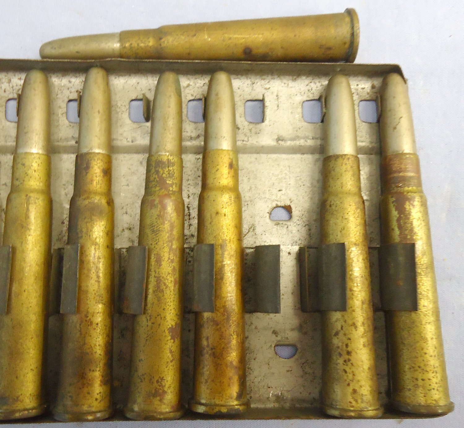 {CATEGORY} - INERT DEACTIVATED. RARE, British, Experimental, 25 Round .303 Feed Strip for the British Model 1893 Gatling Gun. - O 2283 INERT DEACTIVATED. RARE, British, Experimental, 25 Round .303 Feed Strip for the British Model 1893 Gatling Gun. - O 2283 Various Other Ammunition in 