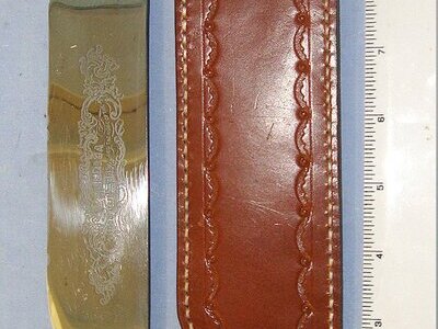 Large**Fred James Sheffield Made 'America Land Of The Free & Home Of The Brave' Bowie Knife With Etched Blade, Polished Horn Scales, Embossed Mythical Hybrid Horse / Leopard Brass Pommel Bolsters & Leather Scabbard. Sn 23366 Knive