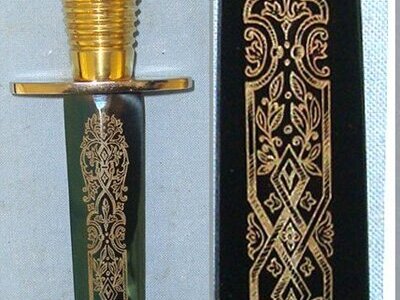MINT**Cased Commemorative WW2 Fairbairn Sykes 3rd Pattern FS Fighting Knife \'Commando 1940-45\' By Wilkinson Sword With Etched Blade. ED 2114 Knive