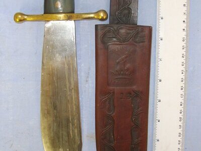 MATCHING**WW2 U.S.M.C. Collins & Co Legitimus No.18 V-44 Combat / Survival Bowie Knife With Attractive 2 Tone Polished Horn Scales & Collins & Co Legitimus No.18 Scabbard. Sn 22671 Knive