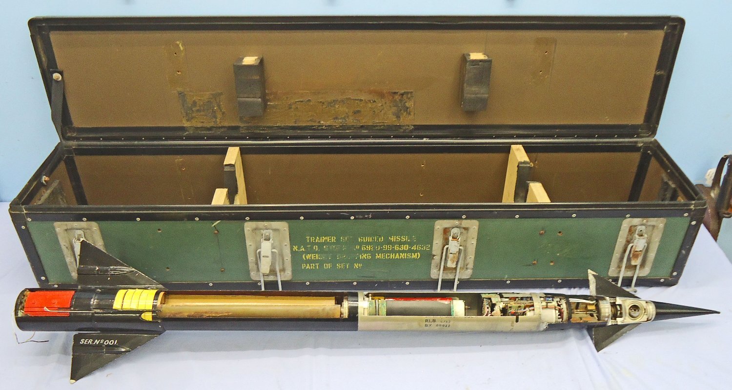 {CATEGORY} - DEACTIVATED INERT. British, Shorts Missile Systems of Belfast, Javelin, FACTORY SECTIONED, Surface to Air Missile Serial Number 001, 1982 Dated, in Transit Container With Paperwork. Sn - 22650 DEACTIVATED INERT. British, Shorts Missile Systems of Belfast, Javelin, FACTORY SECTIONED, Surface to Air Missile Serial Number 001, 1982 Dated, in Transit Container With Paperwork. Sn - 22650  Other Ammunition in 