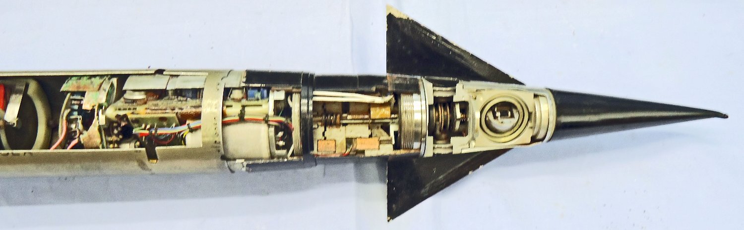 {CATEGORY} - DEACTIVATED INERT. British, Shorts Missile Systems of Belfast, Javelin, FACTORY SECTIONED, Surface to Air Missile Serial Number 001, 1982 Dated, in Transit Container With Paperwork. Sn - 22650 DEACTIVATED INERT. British, Shorts Missile Systems of Belfast, Javelin, FACTORY SECTIONED, Surface to Air Missile Serial Number 001, 1982 Dated, in Transit Container With Paperwork. Sn - 22650  Other Ammunition