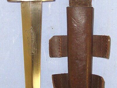 RARE VARIANT & NAMED**WW2 Era British Beaded & Ribbed (6 Rows Of Beads) Fairbairn Sykes FS Fighting Knife With Rare U.S. Or Canadian Commando Private Purchase Etched Panel Blade ‘H. Comton’ Scabbard. Sn 23174:11 Knive