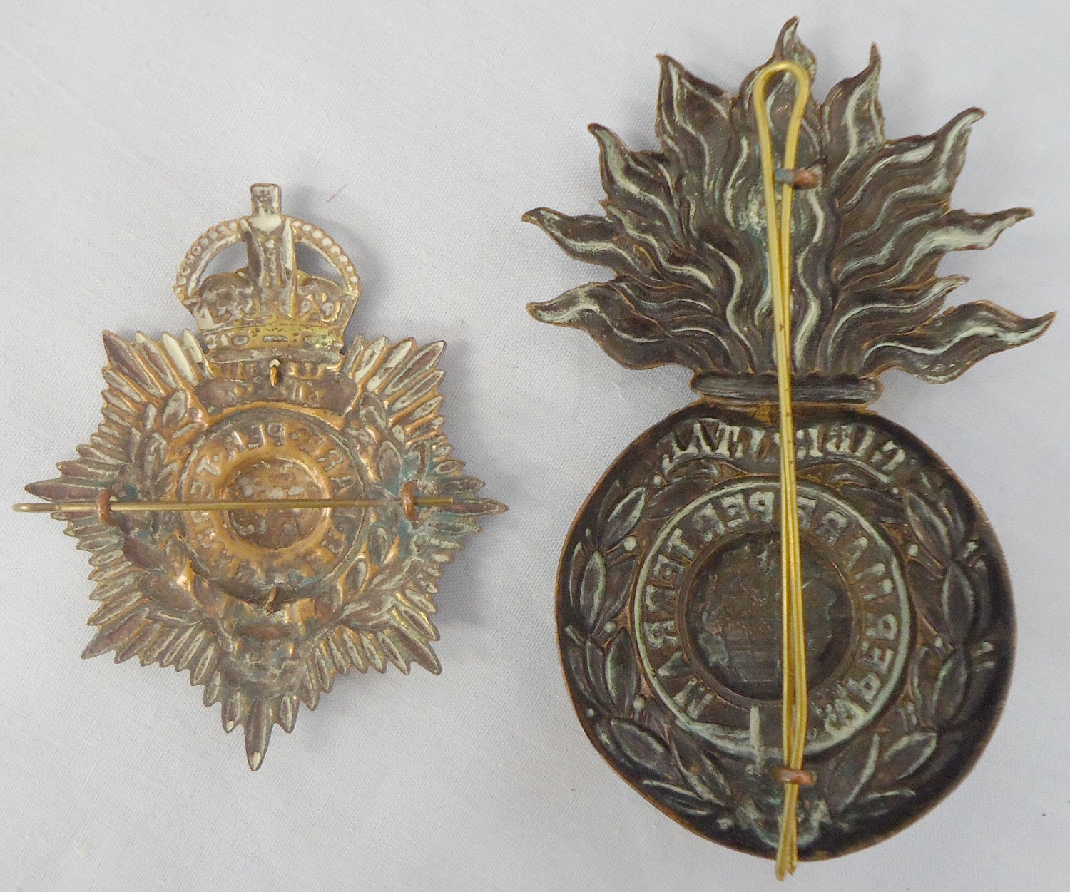  Pair* Royal Marines Portsmouth Queens Crown with Gilding Royal Cyphers and Royal Marines Artillery Cap Badges. 22434:6 . Pair* Royal Marines Portsmouth Queens Crown with Gilding Royal Cyphers and Royal Marines Artillery Cap Badges. 22434:6 .  Antique & Militaria