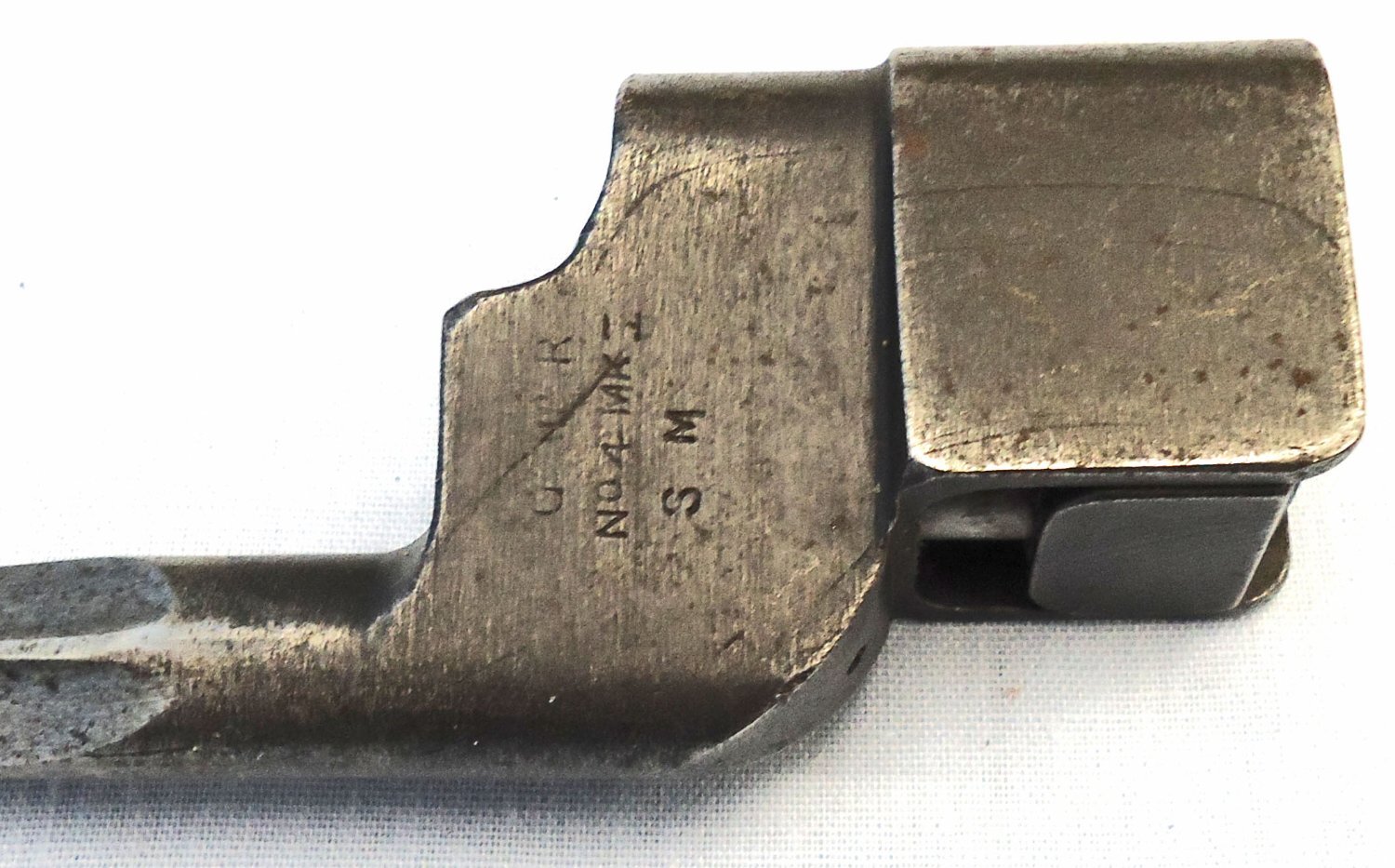 {CATEGORY} - British, WW2, 1942 Dated, Lee Enfield No 4 MK I Cruciform Spike Bayonet by SM (Singer Manufacturing Co) with MK I Scabbard and Webbing Frog & Safety Clip. - BAYO 902 Bayonet