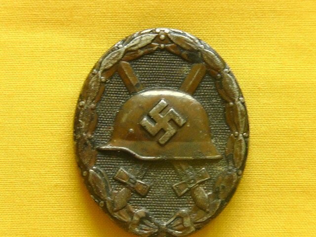 D.R.G.M. World war two German black wound badge. Antique & Militaria