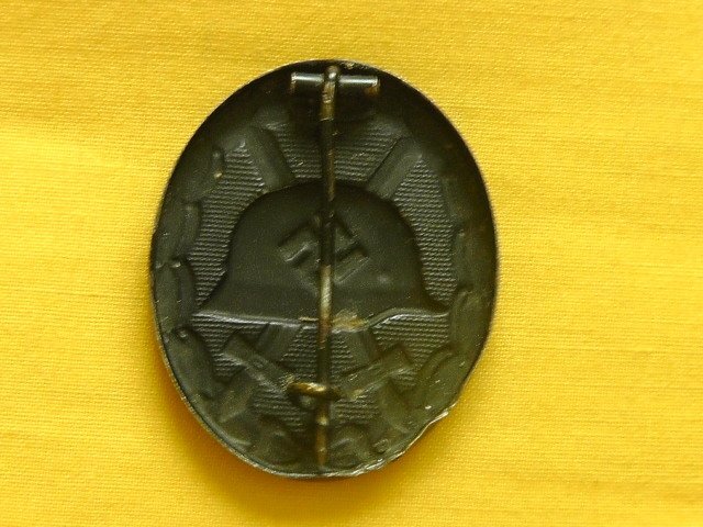 D.R.G.M. World war two German black wound badge. Antique & Militaria - {CATEGORY}