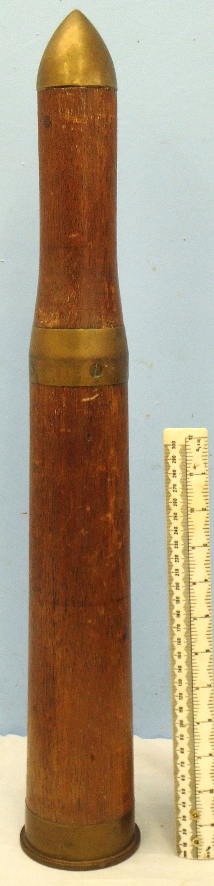 DEACTIVATED INERT. WW2 British 1942 Dated 6pr7cwt (57x441R) Tank and Anti-Tank Gun Wood And Brass Drill Round. - O 2197 DEACTIVATED INERT. WW2 British 1942 Dated 6pr7cwt (57x441R) Tank and Anti-Tank Gun Wood And Brass Drill Round. - O 2197  Other Ammunition - {CATEGORY} in 