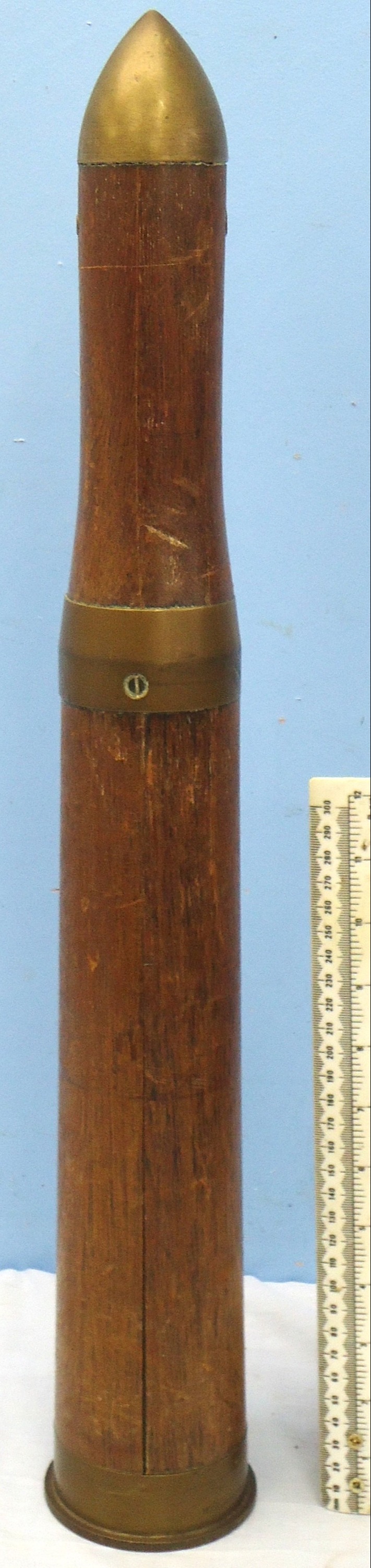 DEACTIVATED INERT. WW2 British 1942 Dated 6pr7cwt (57x441R) Tank and Anti-Tank Gun Wood And Brass Drill Round. - O 2197 DEACTIVATED INERT. WW2 British 1942 Dated 6pr7cwt (57x441R) Tank and Anti-Tank Gun Wood And Brass Drill Round. - O 2197  Other Ammunition - {CATEGORY}