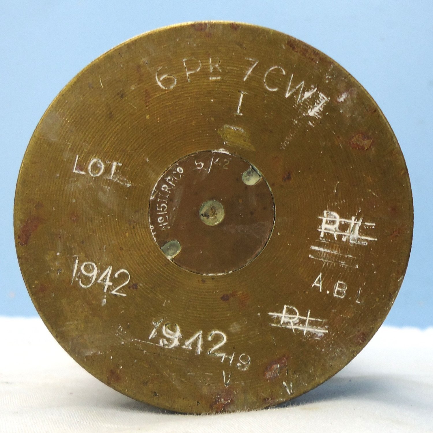 DEACTIVATED INERT. WW2 British 1942 Dated 6pr7cwt (57x441R) Tank and Anti-Tank Gun Wood And Brass Drill Round. - O 2197 DEACTIVATED INERT. WW2 British 1942 Dated 6pr7cwt (57x441R) Tank and Anti-Tank Gun Wood And Brass Drill Round. - O 2197  Other Ammunition 