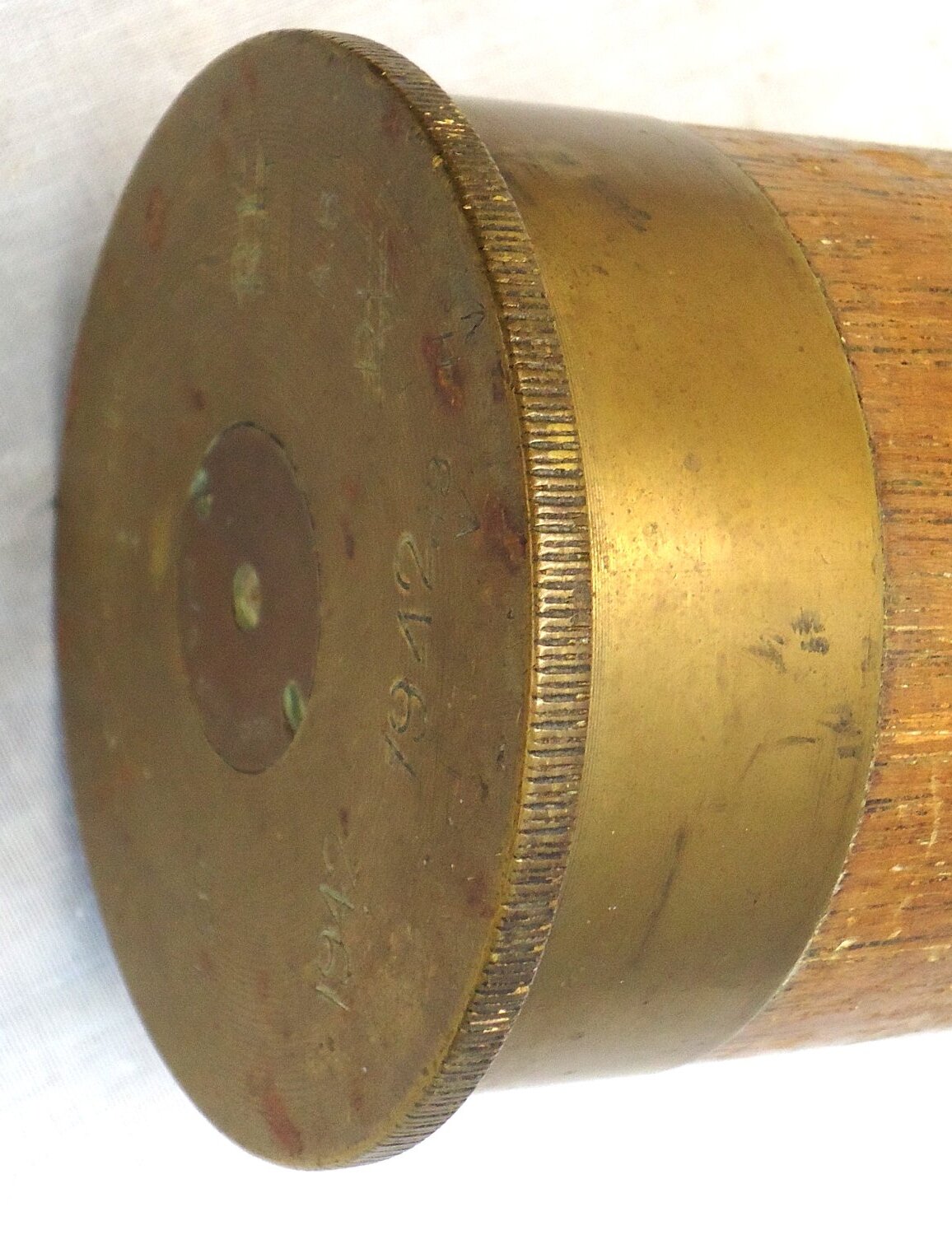 {CATEGORY} - DEACTIVATED INERT. WW2 British 1942 Dated 6pr7cwt (57x441R) Tank and Anti-Tank Gun Wood And Brass Drill Round. - O 2197 DEACTIVATED INERT. WW2 British 1942 Dated 6pr7cwt (57x441R) Tank and Anti-Tank Gun Wood And Brass Drill Round. - O 2197  Other Ammunition in 