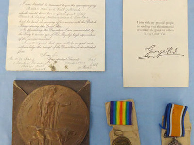 WW1 Pair And Death Plaque With Paperwork. WW1 Pair And Death Plaque With Paperwork to Private 66367 Arthur Lacey of the 1/ Other Accessory