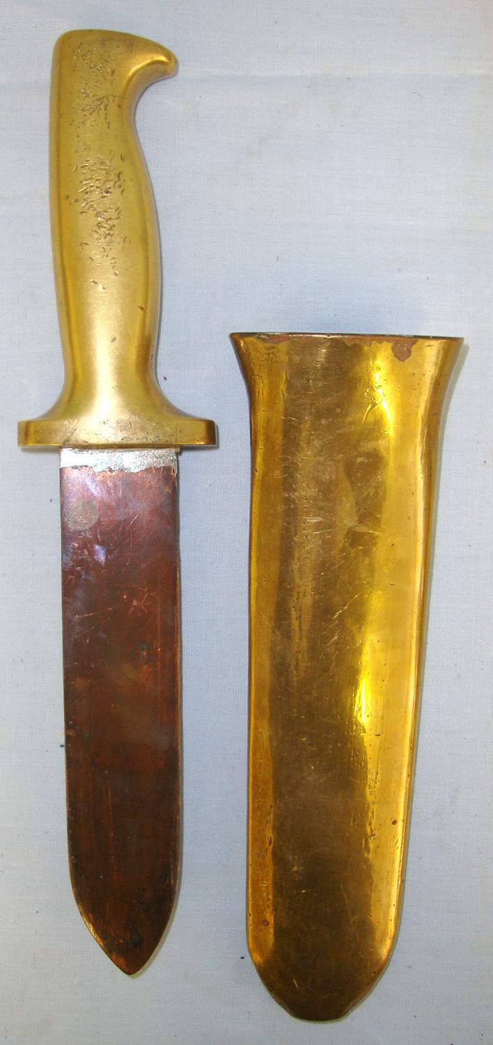  1922– 1961, British Royal Navy C.E Heinke & Co Ltd London Brass Hilt Diver\'s Knife With Magnetic Blade & Brass Scabbard Slotted For Belt Loop. Sn 20828 Knive