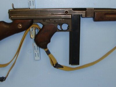 WW2 Era U.S Army Thompson M1 A1 Auto Ordnance Corp .45 ACP Calibre Sub Machine Gun With Seymour Products Co 30 Round Stick Magazine, US Army Sling & 2 Inert Deactivated Rounds Of Ammunition**MOVING PARTS**UK/EU 2022 DEACTIVATION**Sn 23727 None Machine Gun