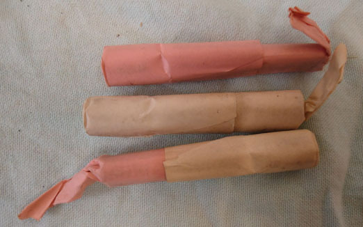  INERT DEACTIVATED. RARE Enfield .577 Muzzle Loading Rifle, Paper Packet of 10 Or INERT DEACTIVATED. RARE Enfield .577 Muzzle Loading Rifle, Paper Packet of 10 Or Antique & Militaria