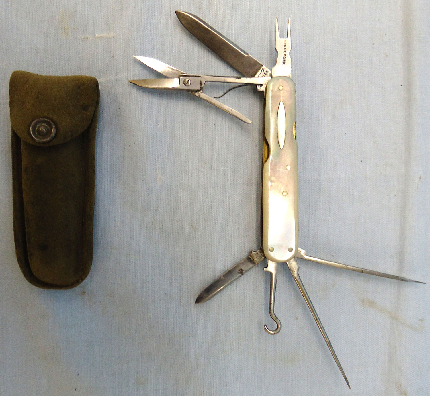 C1920’s English George Butler & Co Sheffield ‘Key’ Trademark, Cutler to His Majesty, Multi Blade / Tool Folding Knife With Cigar Fork & pricker, Button Tool, Scissors, 2 Blades 7 a Nailfile With Mother of Pearl Scales. Sn - 17073:1 Knive - {CATEGORY} in 