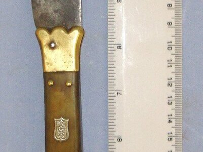 LARGE**1904-1930 French Made Beauvoir Spanish Import Navaja Folding Fighting / Utility Knife With Trade Marked Sharp Scimitar Form Blade, Decorated Polished Horn & Brass Section Scales. Sn 21966:8 Knive