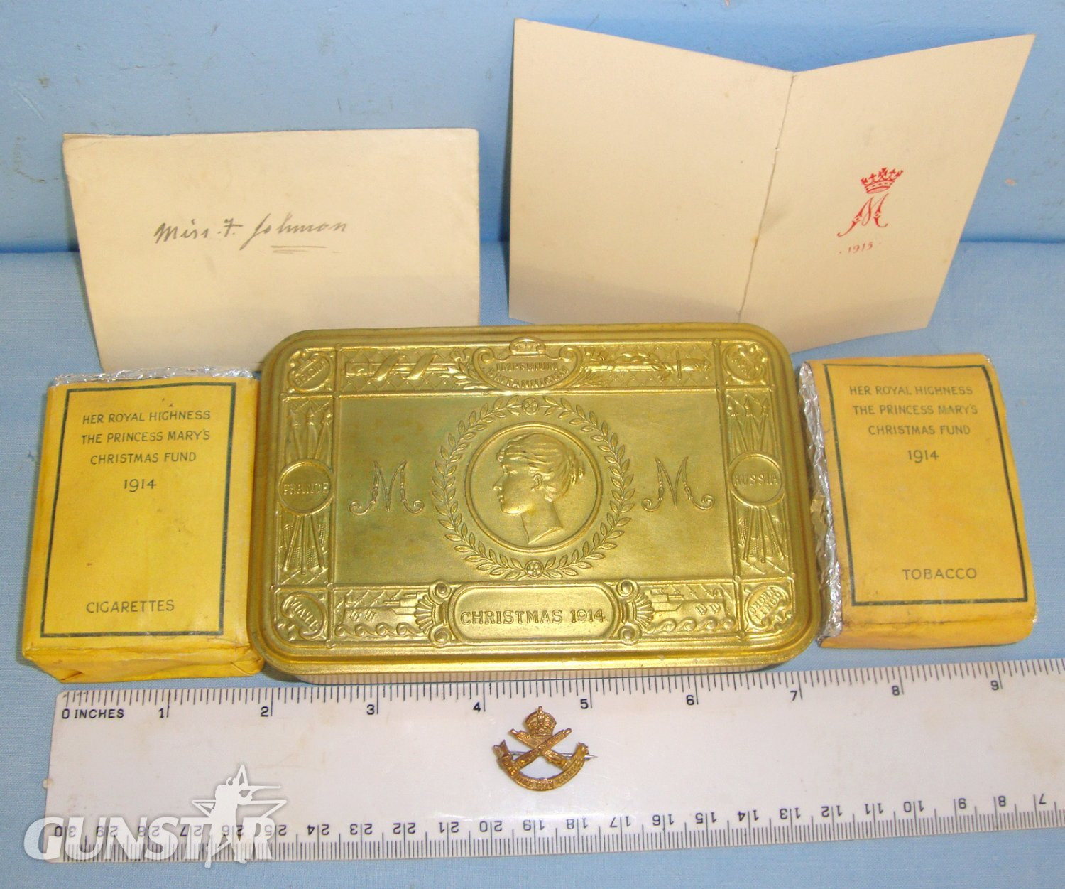 COMPLETE ORIGINAL MINT **Early WW1 Christmas 1914 Princess Mary\'s Brass Gift Fund Box Containing An Un-Opened 1914 Dated Packet Of Tobacco, 1914 Dated Carton Of Cigarettes, Correct Monogramed Christmas Card & Associated Machine Gun Corps Sweetheart Pin.   Antique & Militaria in 