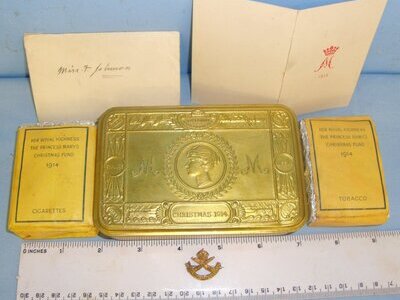 COMPLETE ORIGINAL MINT **Early WW1 Christmas 1914 Princess Mary\'s Brass Gift Fund Box Containing An Un-Opened 1914 Dated Packet Of Tobacco, 1914 Dated Carton Of Cigarettes, Correct Monogramed Christmas Card & Associated Machine Gun Corps Sweetheart Pin.   Antique & Militaria