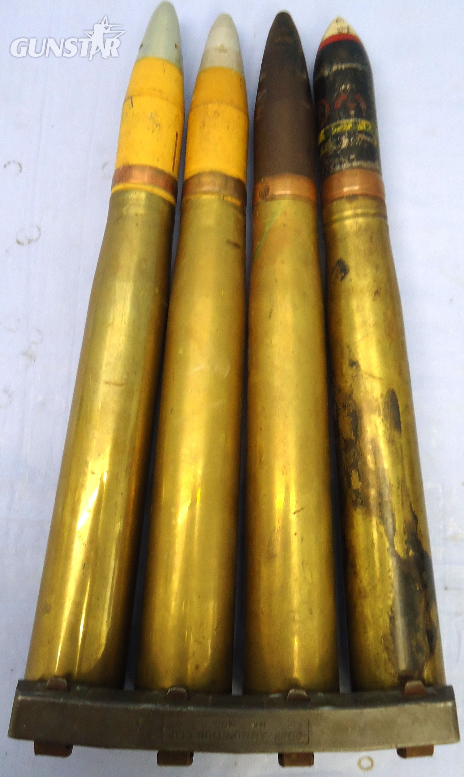 INERT DEACTIVATED. Unfired Clip of 4 Rounds of British, WW2 40mm Bofors (40 x 311R) Rounds for the Bofors L/60 Anti-Aircraft Gun. - O 2266 INERT DEACTIVATED. Unfired Clip of 4 Rounds of British, WW2 40mm Bofors (40 x 311R) Rounds for the Bofors L/60 Anti-Aircraft Gun. - O 2266  Other Ammunition - {CATEGORY}