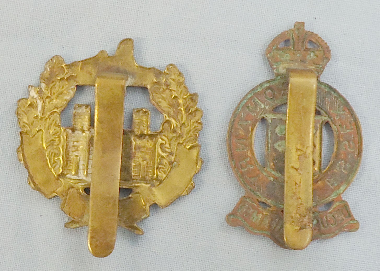  Pair* Essex Yeomanry & Essex Regiment Cap Badges. BA 891. Pair* Essex Yeomanry & Essex Regiment Cap Badges. BA 891.  Antique & Militaria