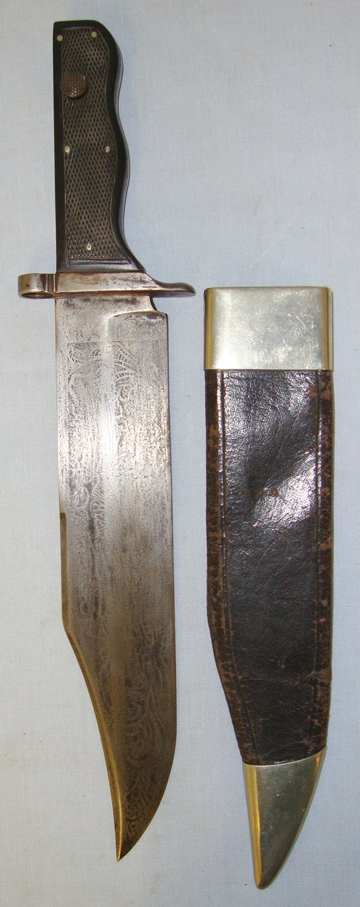  VERY RARE**American Civil War Era Confederate Army & Navy ‘Bowie Bayonet’ With Chequered Polished Horn Scales, Etched Blade, Cross Guard With 14mm Diameter Muzzle Ring Cross Guard & Scabbard. Sn 20297 Bayonet