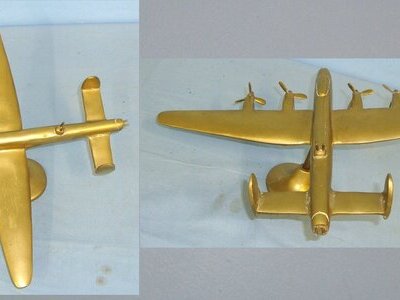 ICONIC AIRCRAFT**Solid Brass Model Of The Famous WW2 British Avro Lancaster Heavy Bomber In Flight On Stand. Sn 22598  Antique & Militaria