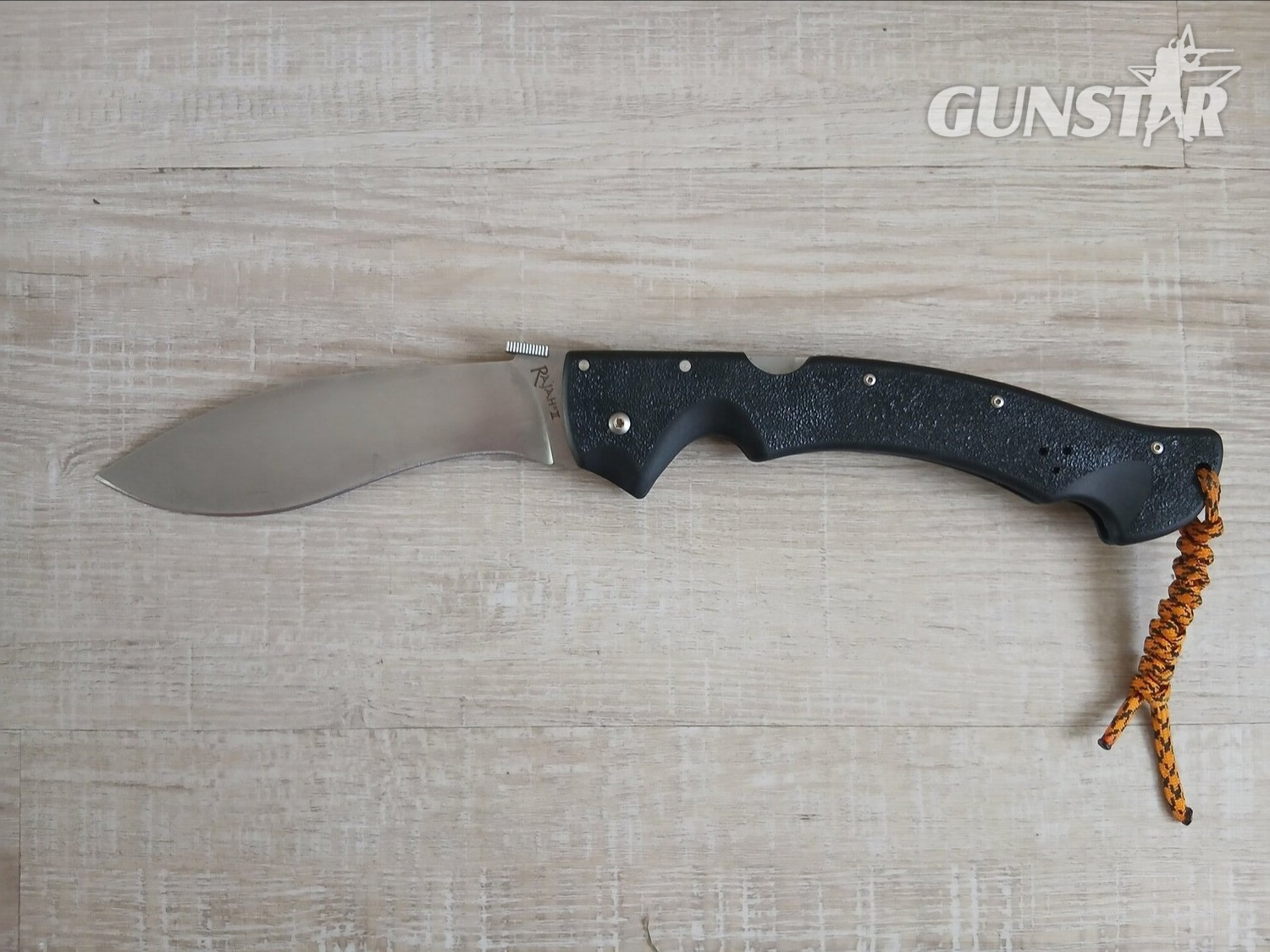 Cold Steel Knive in 