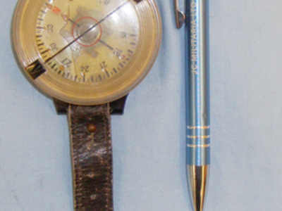 Near Mint* WII Model Third Reich AK39 German Luftwaffe Pilot\\\'s Liquid Filled Wrist Compass. Sn 20514. Near Mint* WII Model Third Reich German Luftwaffe Pilot\\\'s Liquid Filled Wrist Compass. Sn 20514. Antique & Militaria