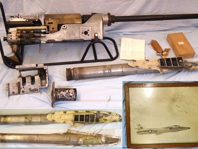 30mm Aden Revolver Cannon off a Hawker Hunter Jet Aircraft. **1998 UK DEACTIVATION CERTIFICATED** & Signed Prototype Hawker Hunter photograph by Bill Bedford (Chief Hawker Siddeley Test Pilot 1956 - 1967). Sn - 21795 None Machine Gun