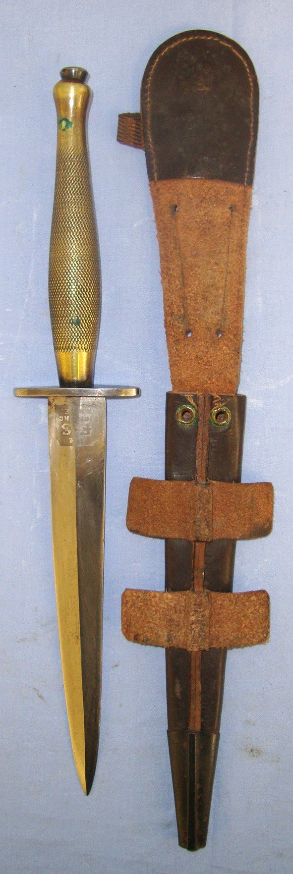  RARE**WW2 American Or Canadian Soldier’s Private Purchase 2nd Pattern Fairbairn Sykes FS Fighting Knife By Wilkinson Sword With Double Etched & Blued Panels & Banner To ‘Frederick I. Hoppa’ & Scabbard. Sn 21861 Knive