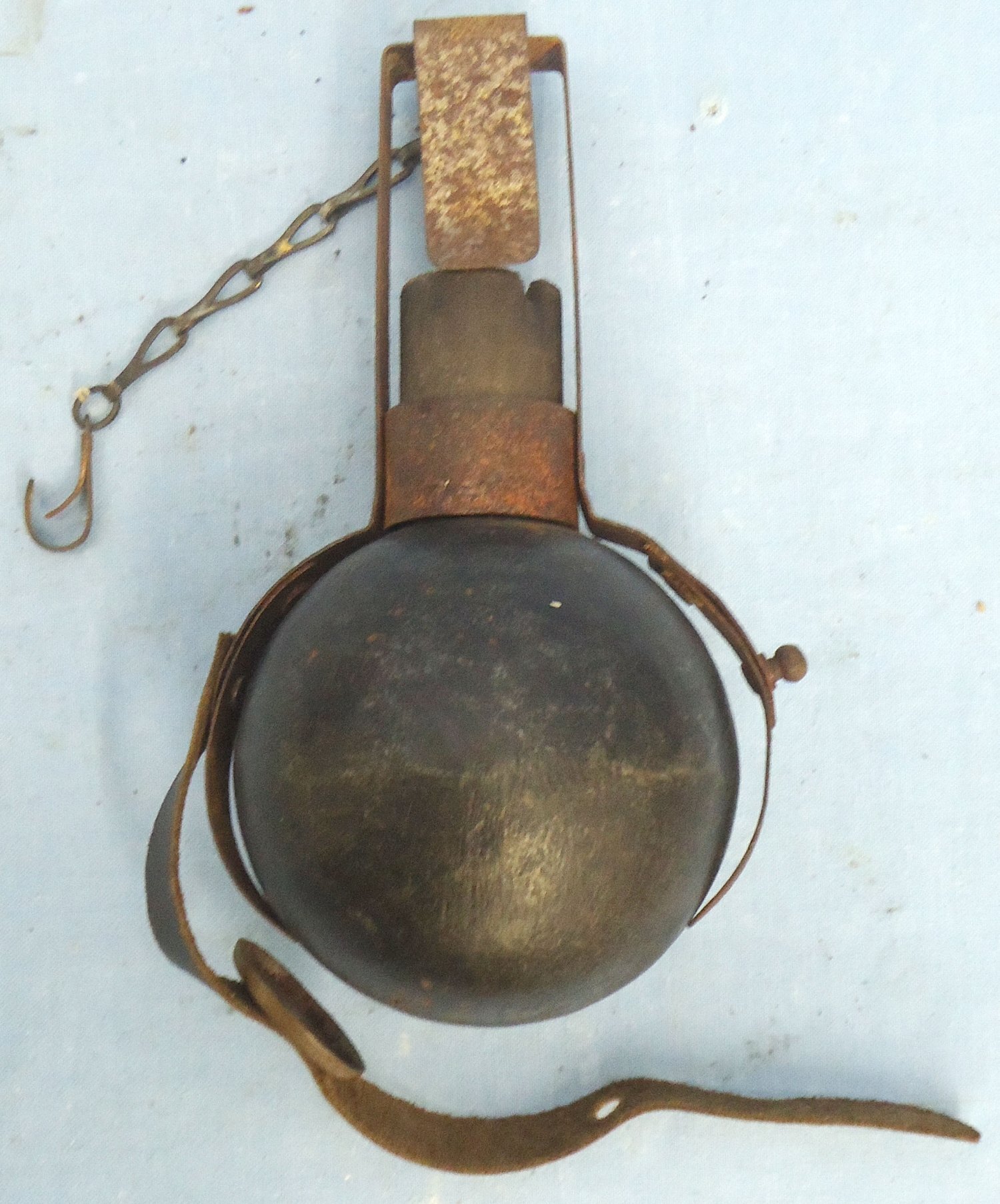  DEACTIVATED INERT. French WW1, Fusee Modele 1914 Hand Grenade Complete with the Wooden Capped Brassed Friction Fuze, Grenade Belt Holder with Belt Clip & Fuze Chain. - O 2176 French WW1, Fusee Modele 1914 Hand Grenade Complete with the Wooden Capped Brassed Friction Fuze, Grenade Belt Holder with Belt Clip & Fuze Chain. - O 2176  Other Ammunition