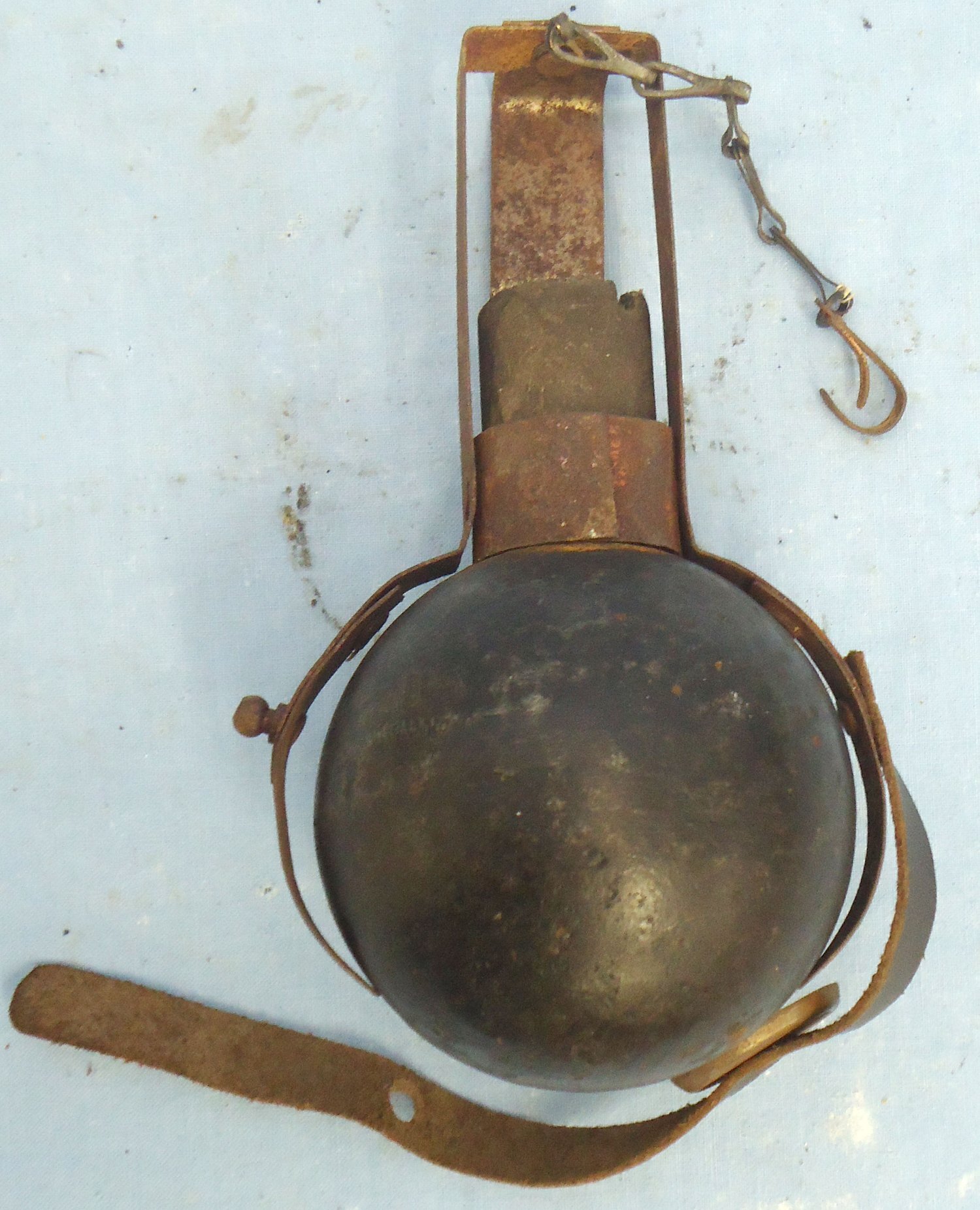 DEACTIVATED INERT. French WW1, Fusee Modele 1914 Hand Grenade Complete with the Wooden Capped Brassed Friction Fuze, Grenade Belt Holder with Belt Clip & Fuze Chain. - O 2176 French WW1, Fusee Modele 1914 Hand Grenade Complete with the Wooden Capped Brassed Friction Fuze, Grenade Belt Holder with Belt Clip & Fuze Chain. - O 2176  Other Ammunition - {CATEGORY} in 
