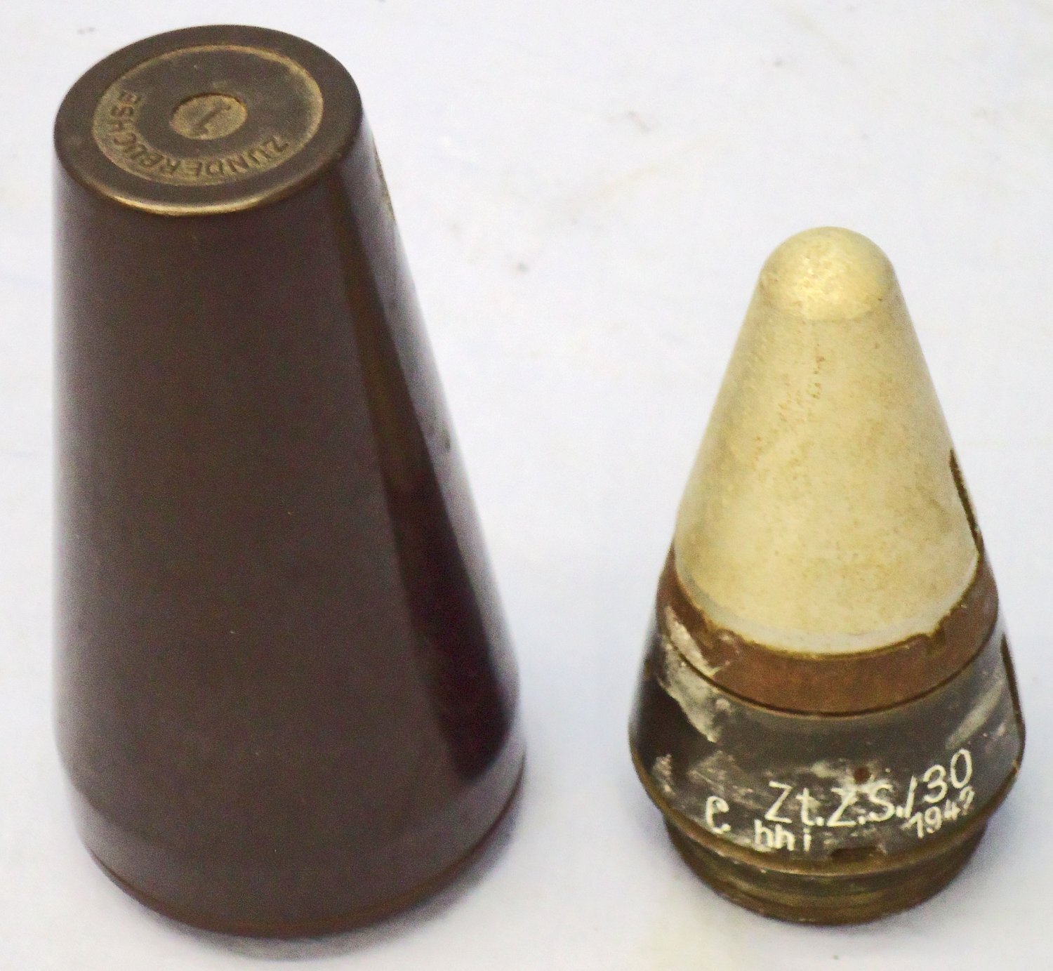 {CATEGORY} - INERT. Scarce, Unfired, WW2, 1942 Dated, German ZtZ.S/30 Clockwork Time Fuze In Its Original Bakelite Transit Container. - O 2156 INERT. Scarce, Unfired, WW2, 1942 Dated, German ZtZ.S/30 Clockwork Time Fuze In Its Original Bakelite Transit Container. - O 2156  Other Ammunition in 