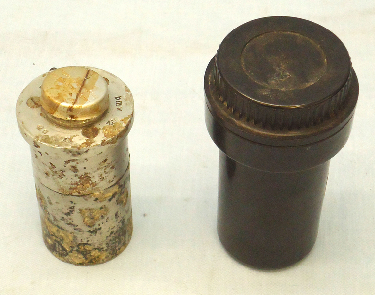  INERT DEACTIVATED, WW2, 1942 Dated German No38 Bomb Fuse And Bakelite Transit Container. - O 1692 INERT DEACTIVATED, WW2, 1942 Dated German No38 Bomb Fuse And Bakelite Transit Container. - O 1692  Other Ammunition