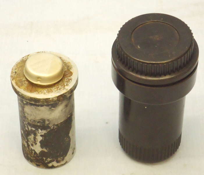  INERT DEACTIVATED, WW2, 1942 Dated German No28A Bomb Fuse And Bakelite Transit Container. - O 1691 INERT DEACTIVATED, WW2, 1942 Dated German No28A Bomb Fuse And Bakelite Transit Container. - O 1691  Other Ammunition