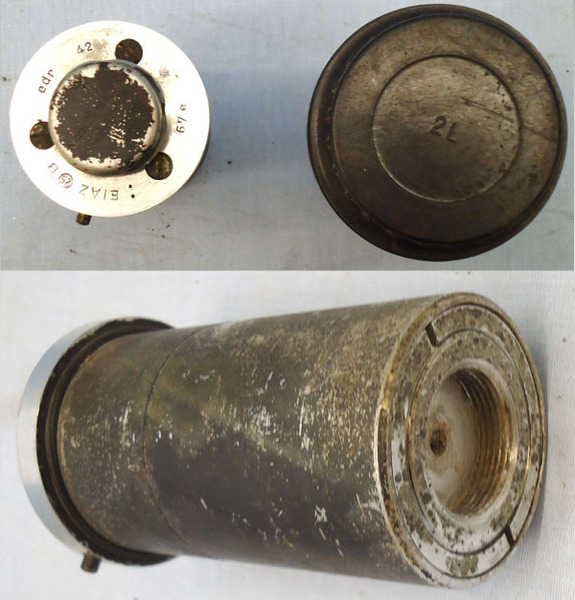 INERT DEACTIVATED, WW2, 1942 Dated German No25B Bomb Fuse And Bakelite Transit Container. - O 1690 INERT DEACTIVATED, WW2, 1942 Dated German No25B Bomb Fuse And Bakelite Transit Container. - O 1690  Other Ammunition