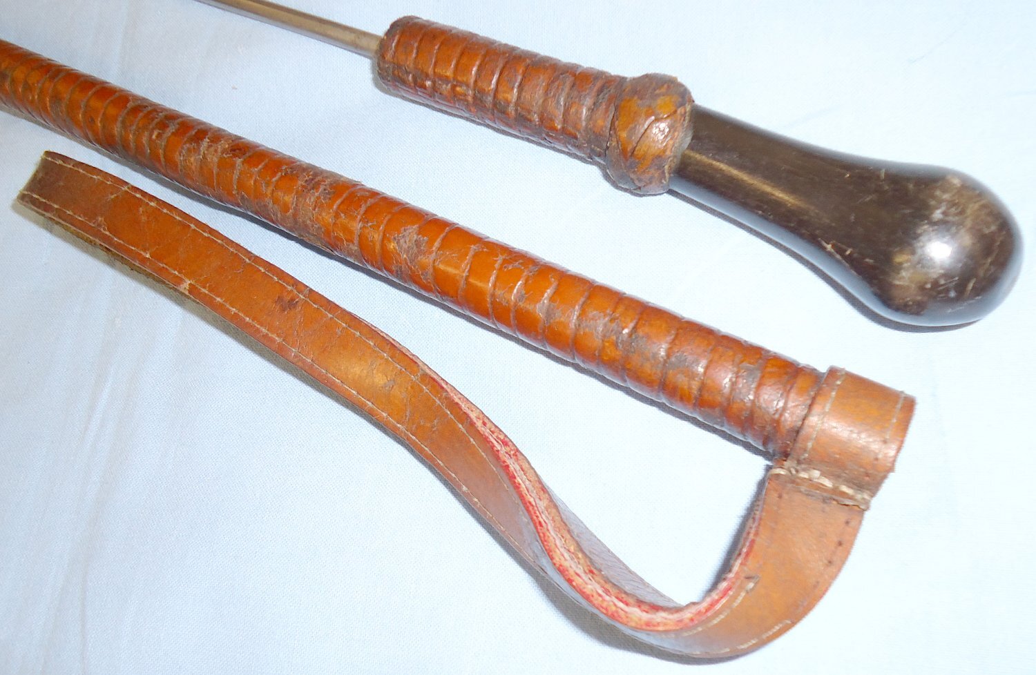 WW1 Era British Officers Brown Leather Covered Swagger / Riding Crop Sword Stick & Scabbard with Retaining Strap. Sn 21868. WW1 Era British Officers Brown Leather Covered Swagger / Riding Crop Sword Stick & Scabbard with Retaining Strap. Sn 21868.  Antique & Militaria